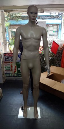 Mannequine-standing-straight